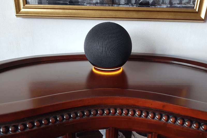 Alexa steht auf einem Tisch und der Ring leuchtet Gelb.